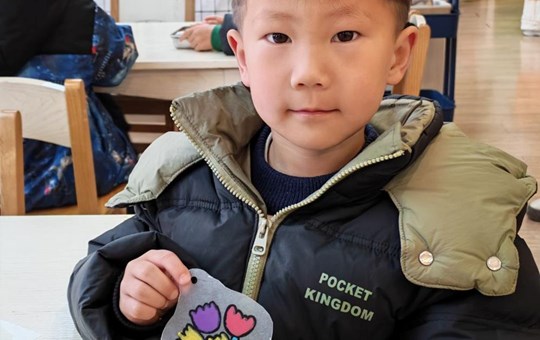 春蕾映暖意 童心敬巾帼